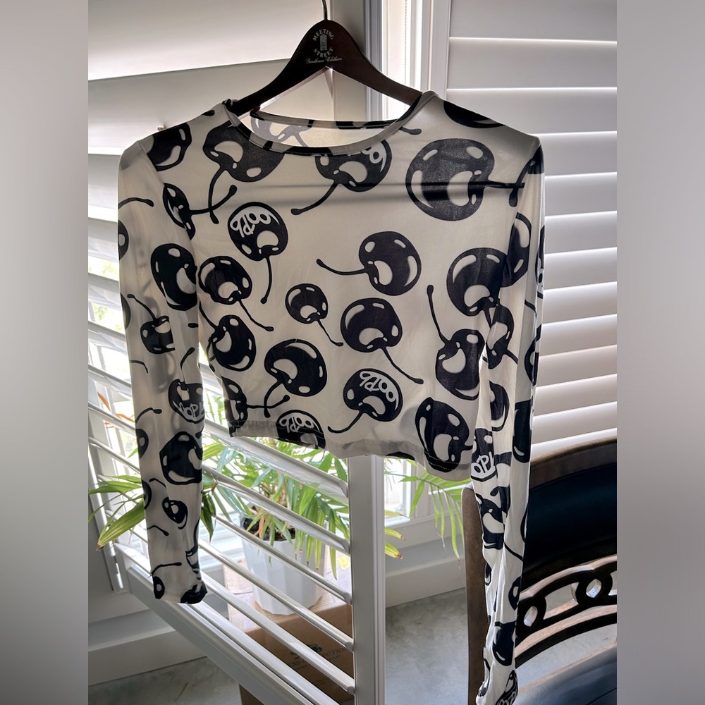 Black & White Cherry Women’s Crop Top Long Sleeves Spandex Fit Size L NEW-UNUSED
